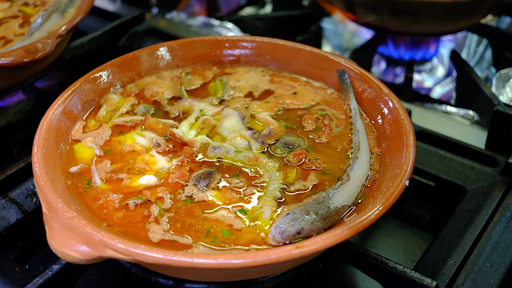 Foto del brodetto alla termolese cotto nella pentola di terracotta